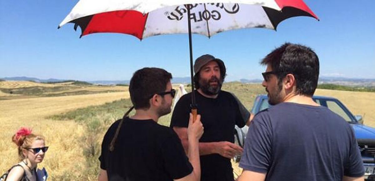 Los hermanos David y José Manuel Muñoz, junto a Urmeneta, en el campo de cultivo de Tierra Estella, Navarra. Los hermanos David y José Manuel Muñoz, junto a Urmeneta, en el campo de cultivo de Tierra Estella, Navarra.