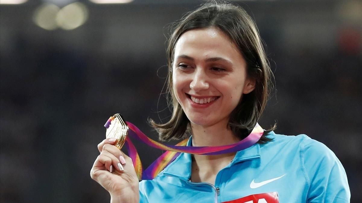 Lasitskene muestra la medalla de oro lograda en Londres en el 2017. Lasitskene muestra la medalla de oro lograda en Londres en el 2017.