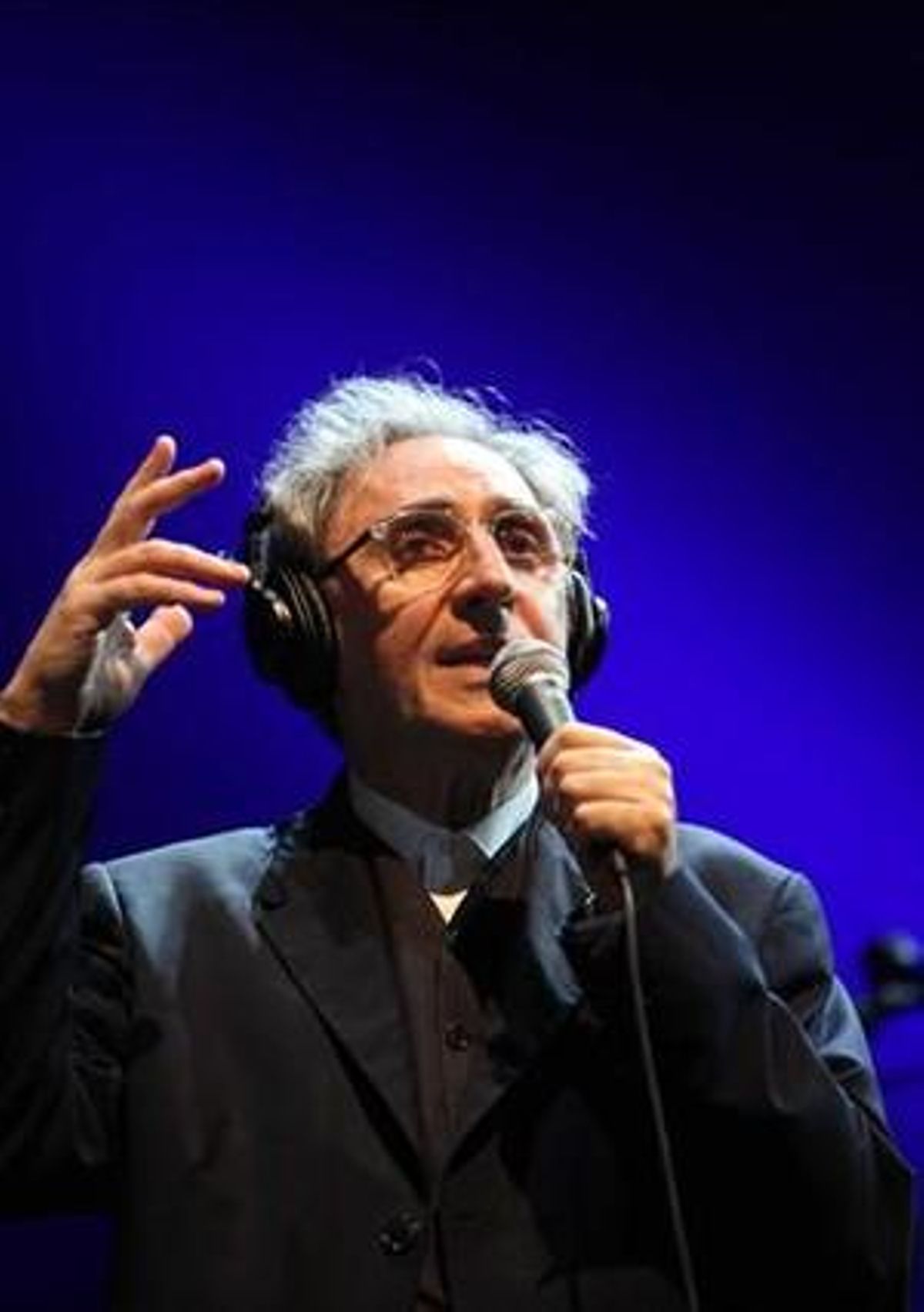 Franco Battiato, en plena actuación. Franco Battiato, en plena actuación.
