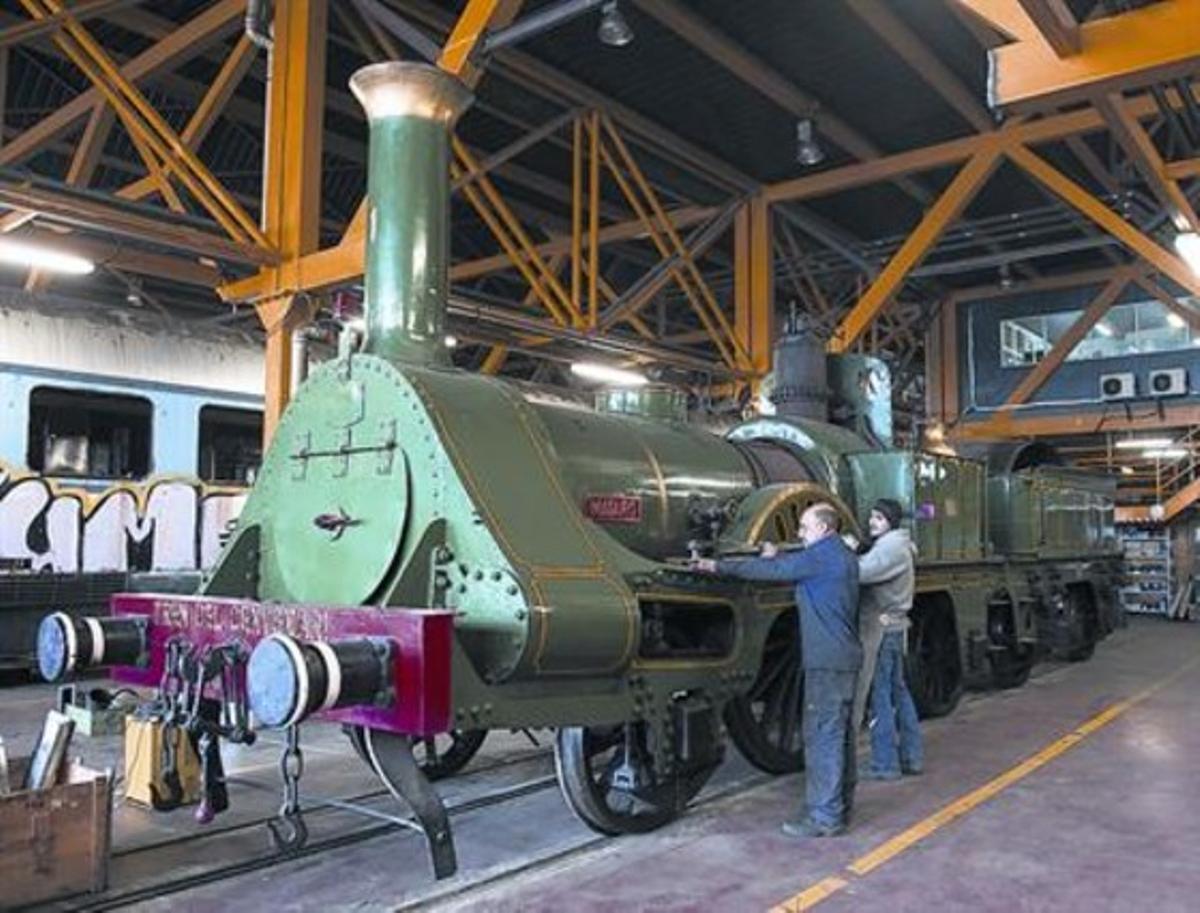 Con mimo 8 Los operadores del taller de la ARMF en Lleida trabajan en la locomotora ’Mataró’, el viernes.