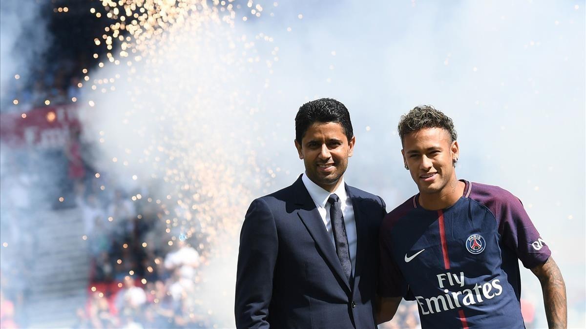 Al-Khelaifi, del PSG, durante la presentación de Neymar en agosto del 2017.
