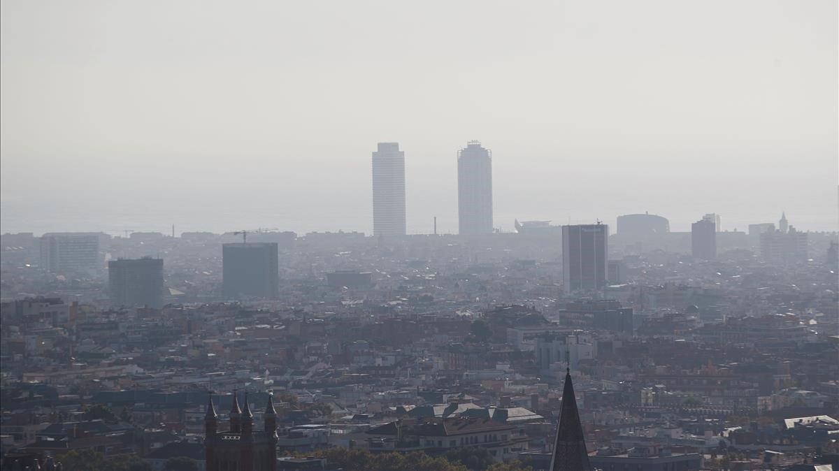 Episodio de contaminación sobre la ciudad de Barcelona, el pasado 23 de octubre. Episodio de contaminación sobre la ciudad de Barcelona, el pasado 23 de octubre.