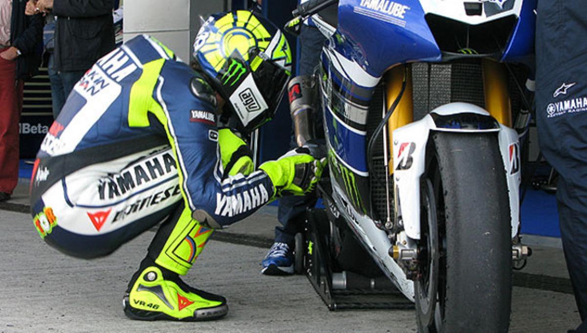 Valentino Rossi revisa su moto, este domingo, en Jerez.