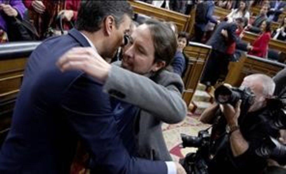 Pedro Sánchez y Pablo Iglesias se abrazan en el Congreso tras conseguir la investidura con su pacto de Gobierno el pasado 7 de enero.