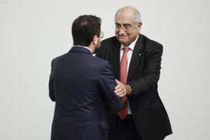 Joaquim Nadal saluda a Pere Aragonès tras tomar posesión como ’conseller’ de Recerca i Universitats