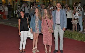 Letizia, Sofía, Leonor y el rey Felipe, a su entrada en los Teatros del Canal de Madrid, para ver ’De Sheherazade’, de María Pagés, el pasado sábado por la noche.