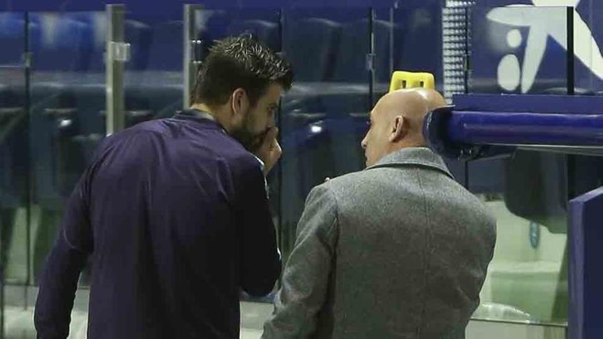 Piqué habla con Rubiales en València. Piqué habla con Rubiales en València.