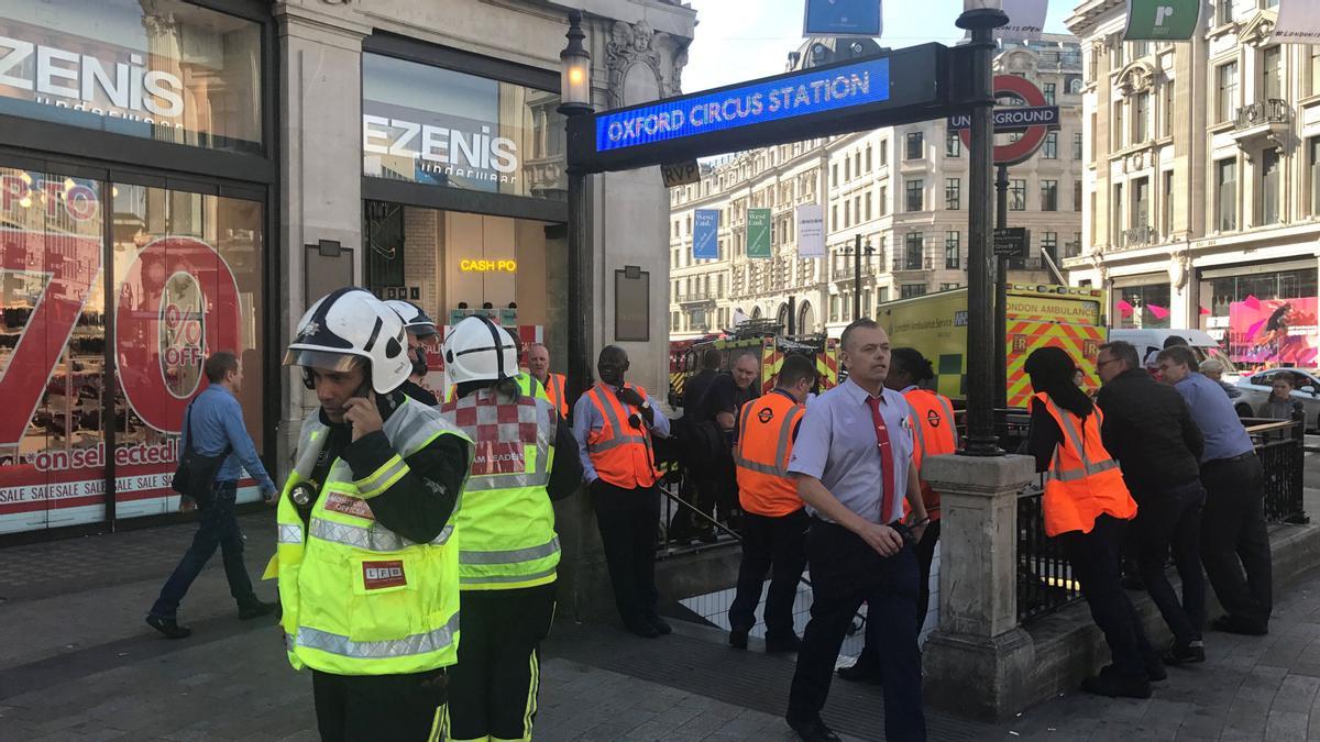 Miembros del cuerpo de bomberos de Londres, junto a la estación de metro Oxford Circus. 