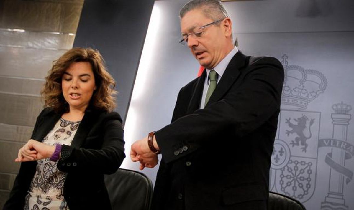 Soraya Sáenz de Santamaría y Alberto Ruiz Gallardón, tras el Consejo de Ministros. Soraya Sáenz de Santamaría y Alberto Ruiz Gallardón, tras el Consejo de Ministros.