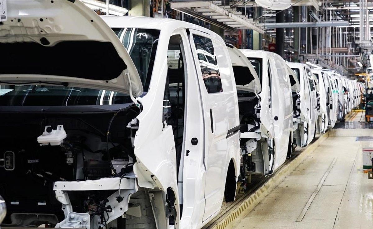 Línea de montaje en la planta de Nissan en la Zona Franca de Barcelona. Línea de montaje en la planta de Nissan en la Zona Franca de Barcelona.