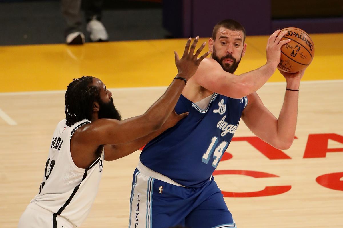Harden presiona a Marc Gasol en una acción del encuentro Harden presiona a Marc Gasol en una acción del encuentro