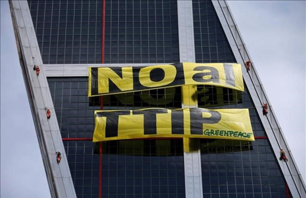 Protesta de activistas de Greenpeace Madrid en las torres KIO contra el tratado TTIP Protesta de activistas de Greenpeace Madrid en las torres KIO contra el tratado TTIP