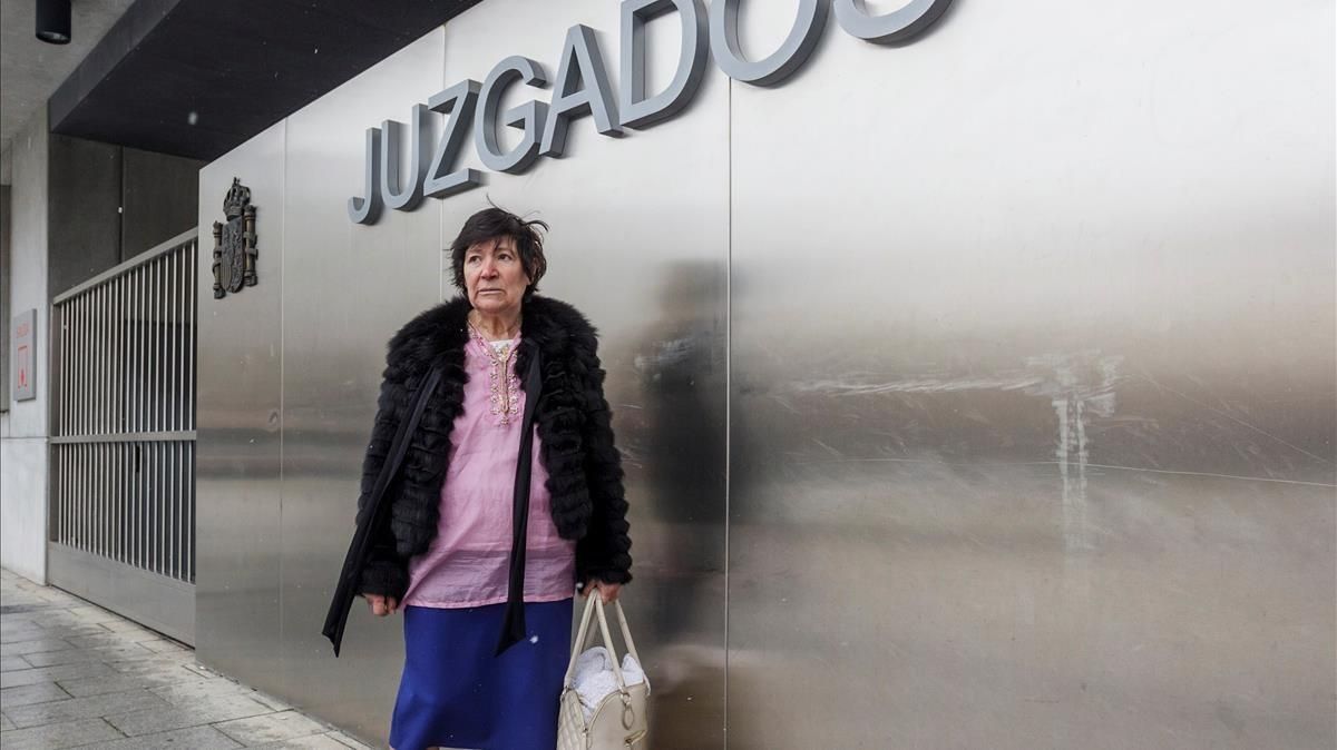 Mauricia Ibáñez, a las puertas del juzgado de familia de Burgos, el 20 de marzo de 2018. Mauricia Ibáñez, a las puertas del juzgado de familia de Burgos, el 20 de marzo de 2018.