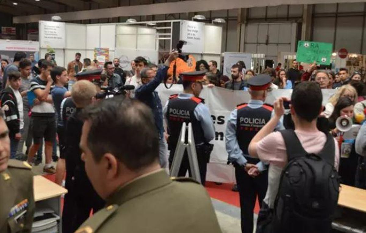 Protesta de la plataforma Desmilitaritzem l’Educació en la feria de educación de Lleida en 2018. Protesta de la plataforma Desmilitaritzem l’Educació en la feria de educación de Lleida en 2018.