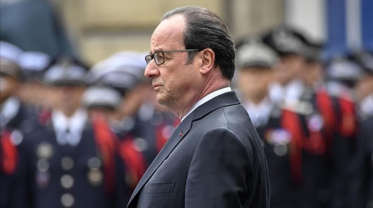 Hollande, en el nomenaje al policía asesinado en el atentado de los Campos Elíseos. Hollande, en el nomenaje al policía asesinado en el atentado de los Campos Elíseos.