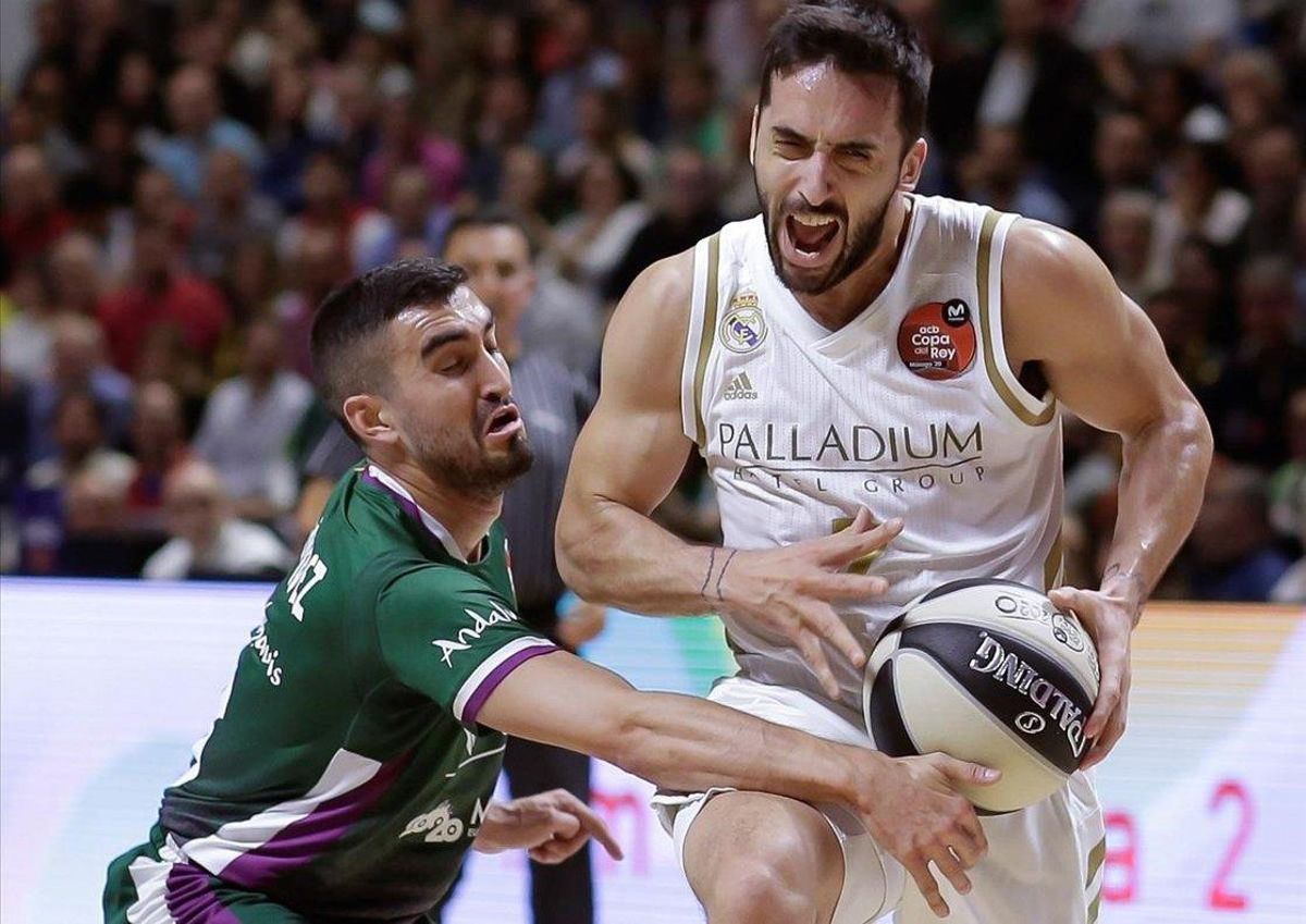 El madridista Campazzo controla el balón presionado por Jaime Fernández, que se retiró lesionado El madridista Campazzo controla el balón presionado por Jaime Fernández, que se retiró lesionado