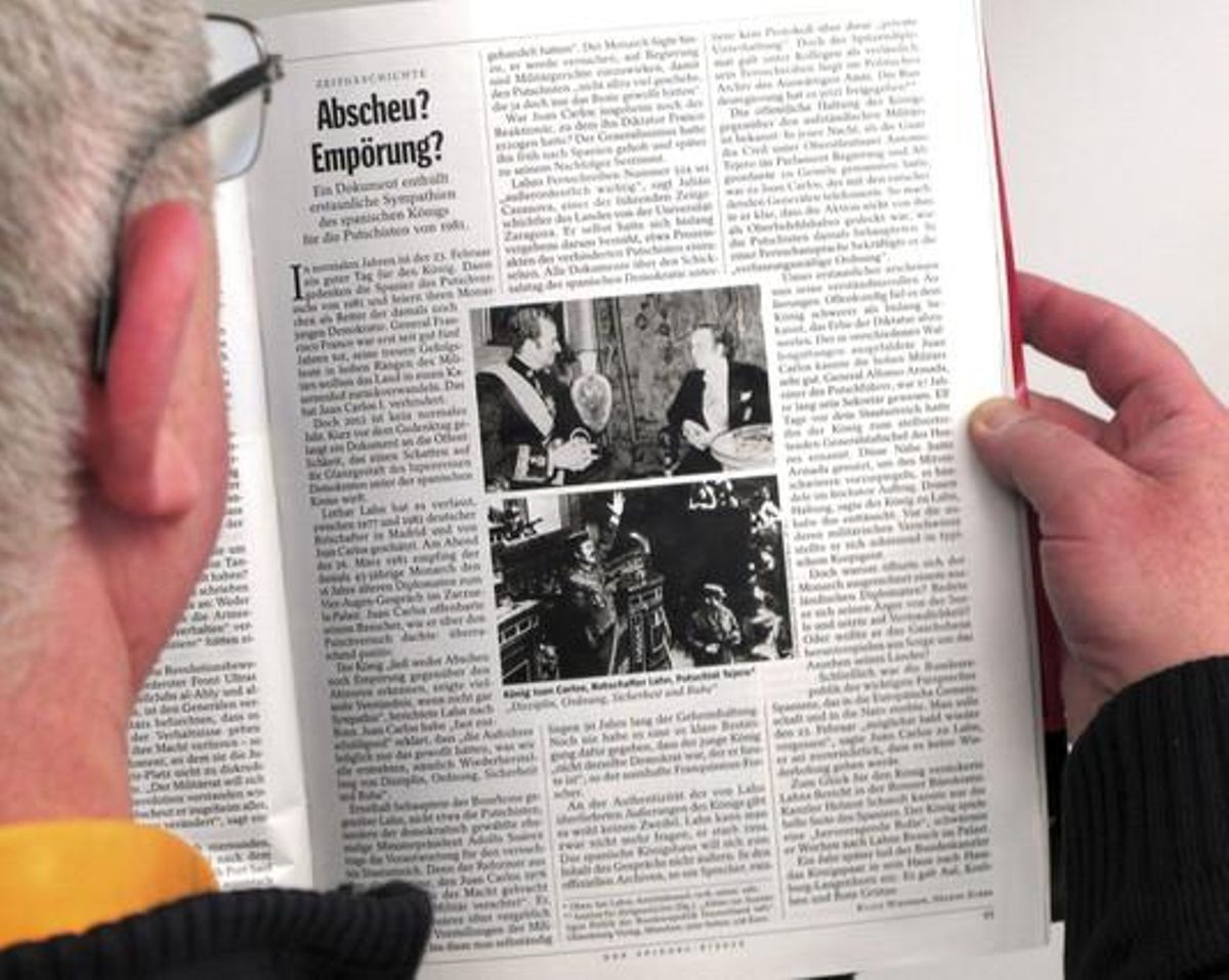 Un hombre lee la información de ’Der Spiegel’ sobre el embajador alemán y el Rey y el 23-F. Un hombre lee la información de ’Der Spiegel’ sobre el embajador alemán y el Rey y el 23-F.