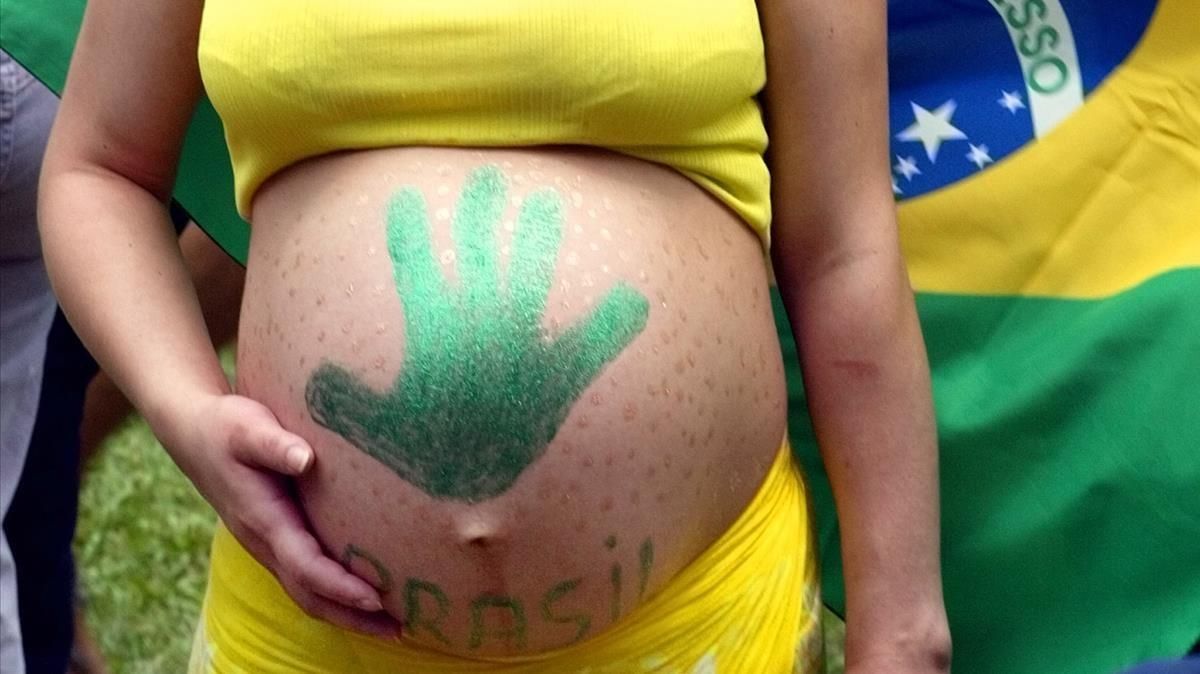 Una aficionada brasileña embarazada, durante la final de la Copa del Mundo de 2002. Una aficionada brasileña embarazada, durante la final de la Copa del Mundo de 2002.
