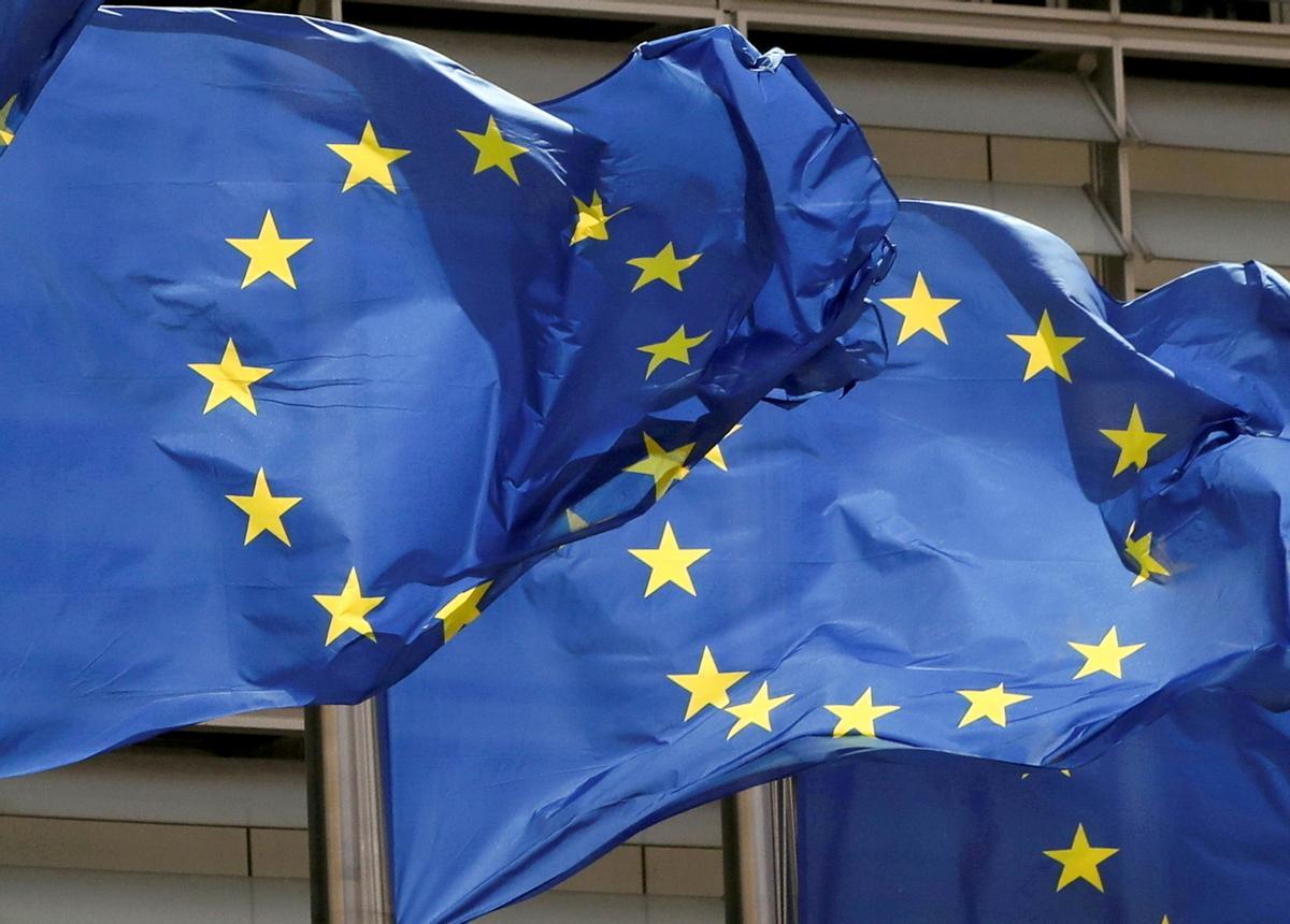 Dos banderas de la UE ondean frente a la sede de la Comisión Europea en Bruselas.
