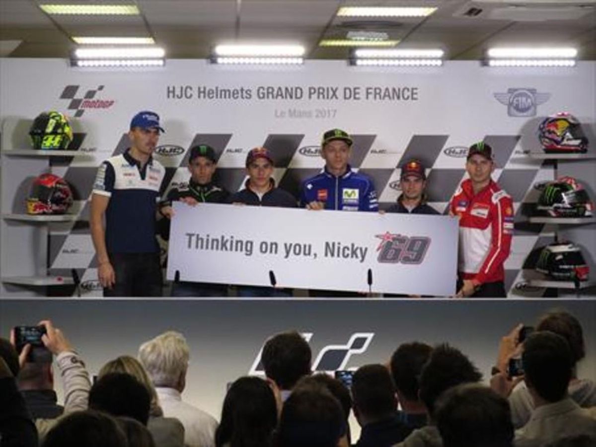 GESTO DE ÁNIMO Baz, Zarco, Márquez, Rossi, Pedrosa y Lorenzo muestran, ayer, en Le Mans (Francia), una pancarta de ánimo hacia Hayden. GESTO DE ÁNIMO Baz, Zarco, Márquez, Rossi, Pedrosa y Lorenzo muestran, ayer, en Le Mans (Francia), una pancarta de ánimo hacia Hayden.