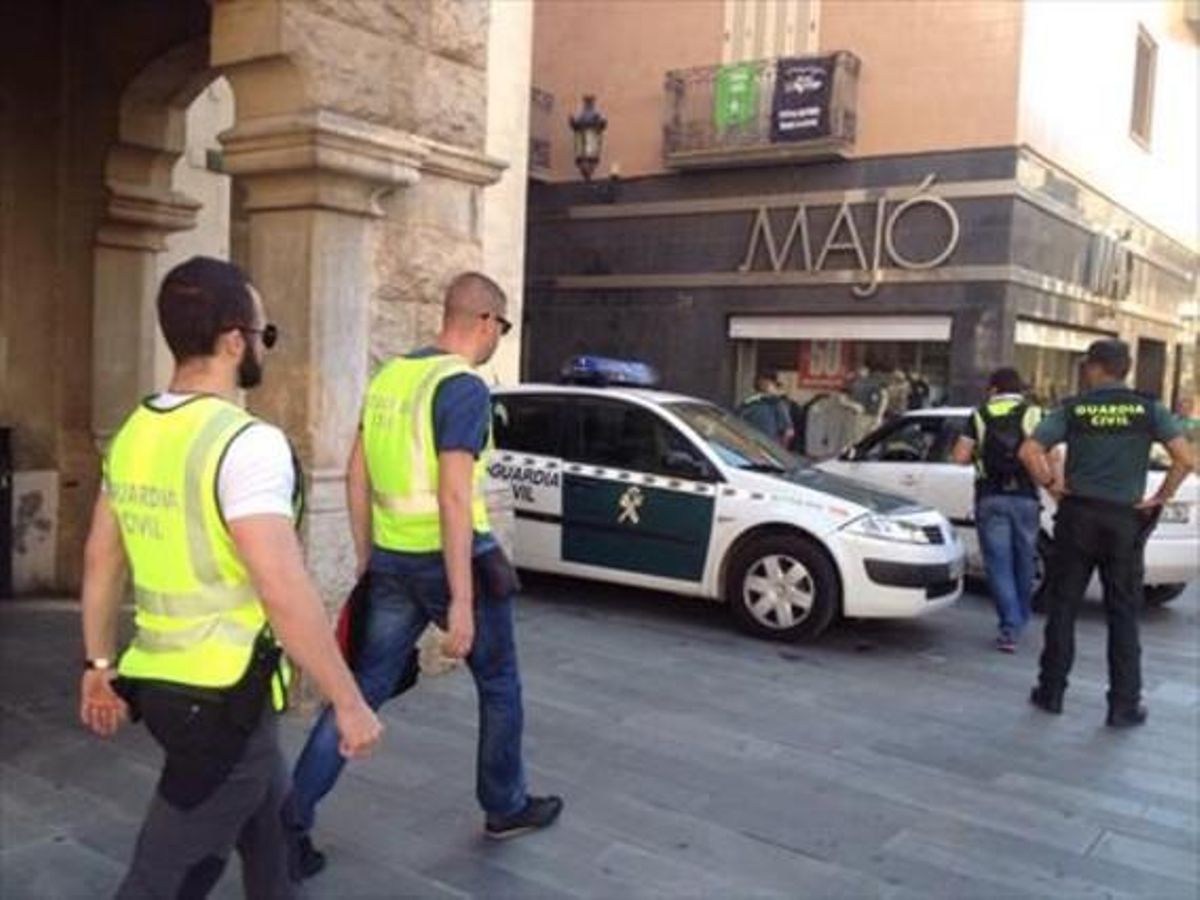 Agentes de la Guardia Civil salen de registrar el Ayuntamiento de Sant Celoni, el 28 de agosto del 2015. Agentes de la Guardia Civil salen de registrar el Ayuntamiento de Sant Celoni, el 28 de agosto del 2015.