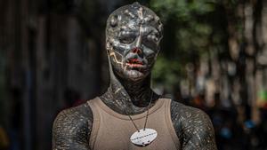 Anthony Loffredo, The Black Alien, posa en una calle del Raval de Barcelona.