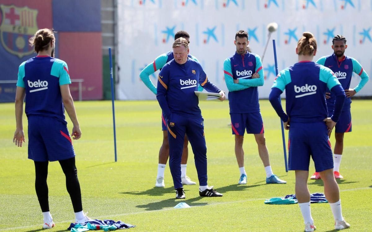 Koeman se dirige a sus jugadores en un entrenamiento en la ciudad deportiva de Sant Joan Despí. Koeman se dirige a sus jugadores en un entrenamiento en la ciudad deportiva de Sant Joan Despí.