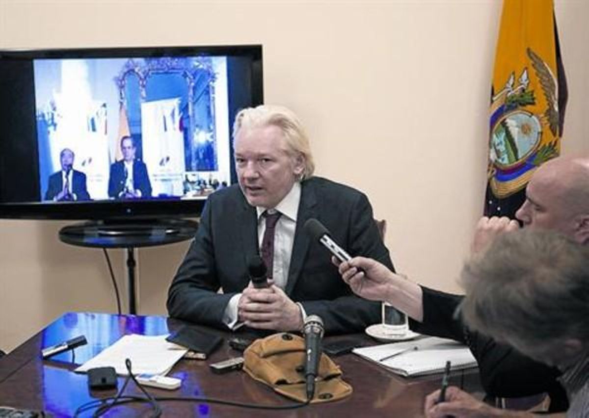 Desmejorado 8 Assange, durante la rueda de prensa ofrecida en la embajada de Ecuador, ayer. Desmejorado 8 Assange, durante la rueda de prensa ofrecida en la embajada de Ecuador, ayer.