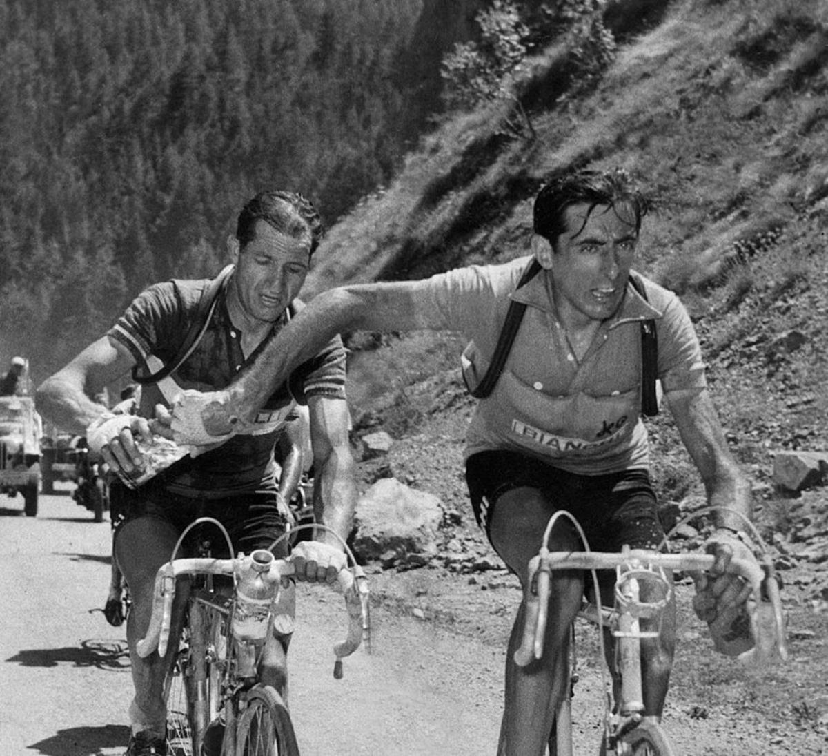 Gino Bartali, a la izquierda, en una histórica imagen junto a Fausto Coppi. ¿Quién dio el botellín a quién? El enigma sigue y seguirá.