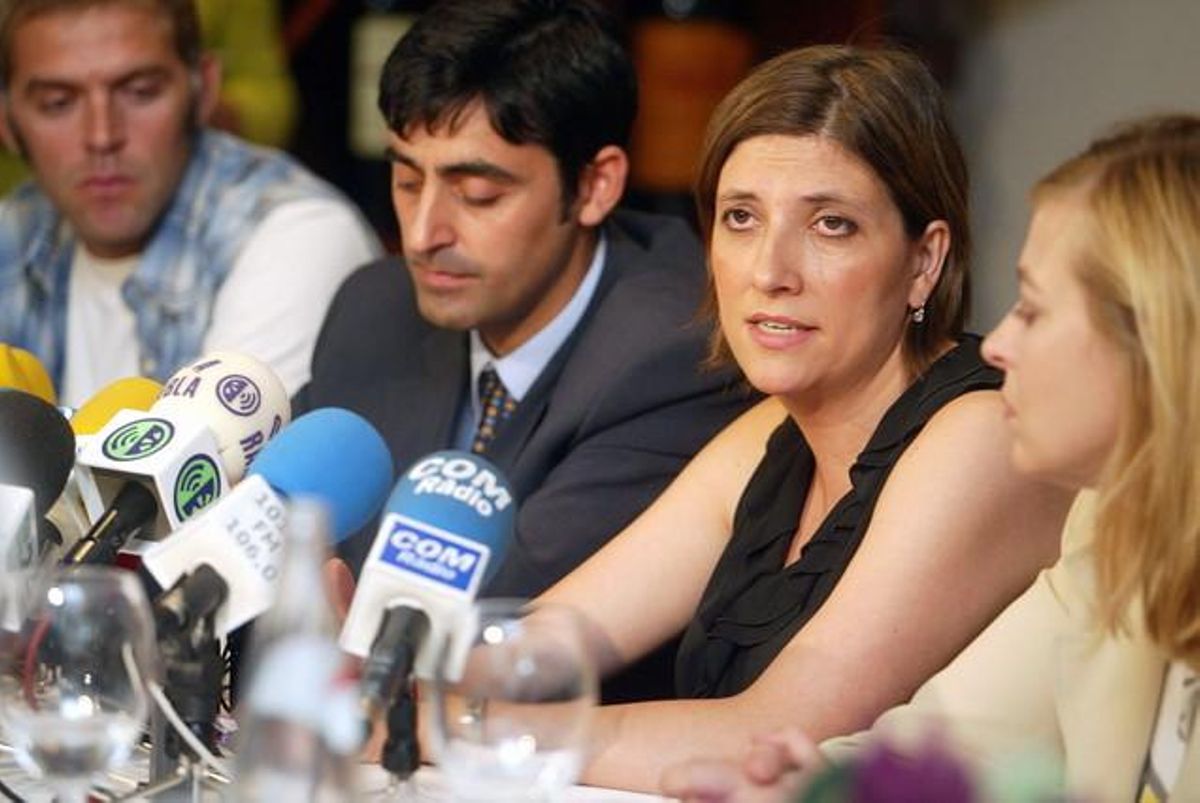 Curra RIpolles (centro), en una rueda de prensa de familiares de víctimas del Yak-42. Curra RIpolles (centro), en una rueda de prensa de familiares de víctimas del Yak-42.