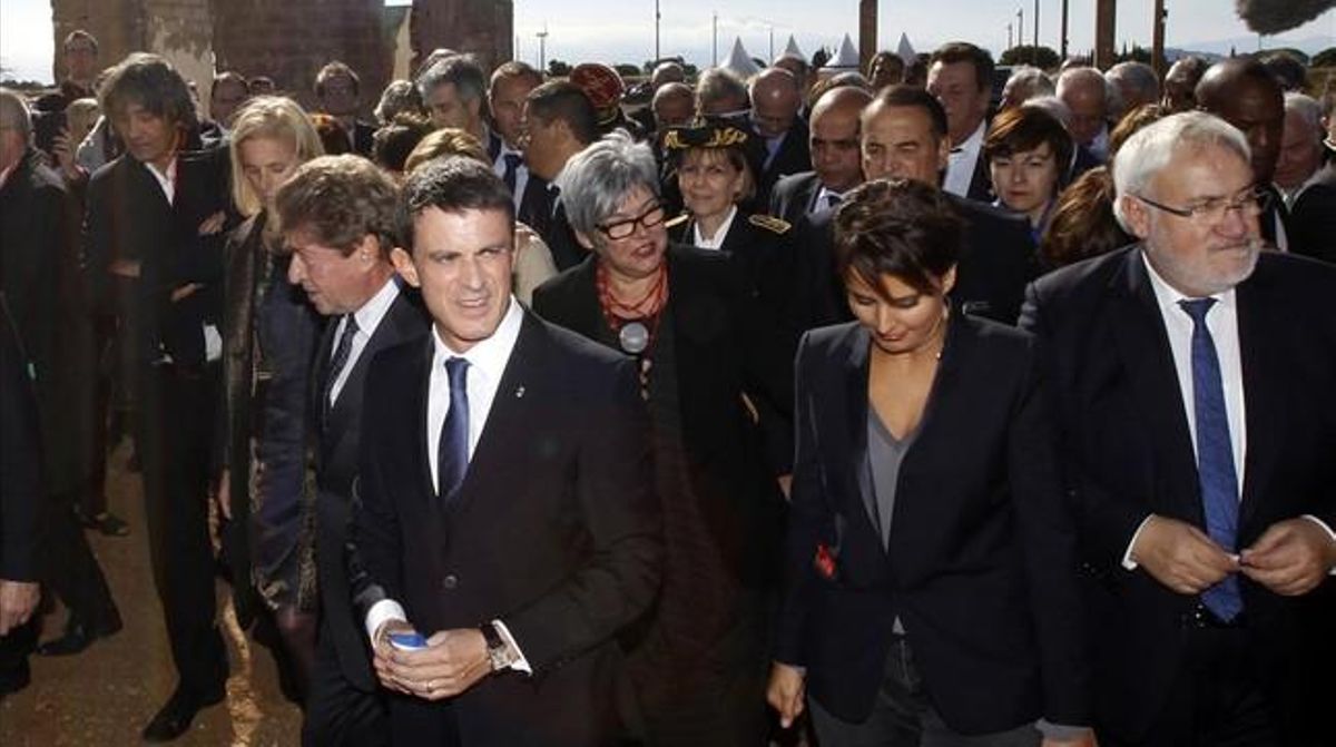 Valls (izquierda) visita con la ministra de Educación, Najat Vallaud Belkacem, el memorial de Rivesaltes, este viernes. Valls (izquierda) visita con la ministra de Educación, Najat Vallaud Belkacem, el memorial de Rivesaltes, este viernes.