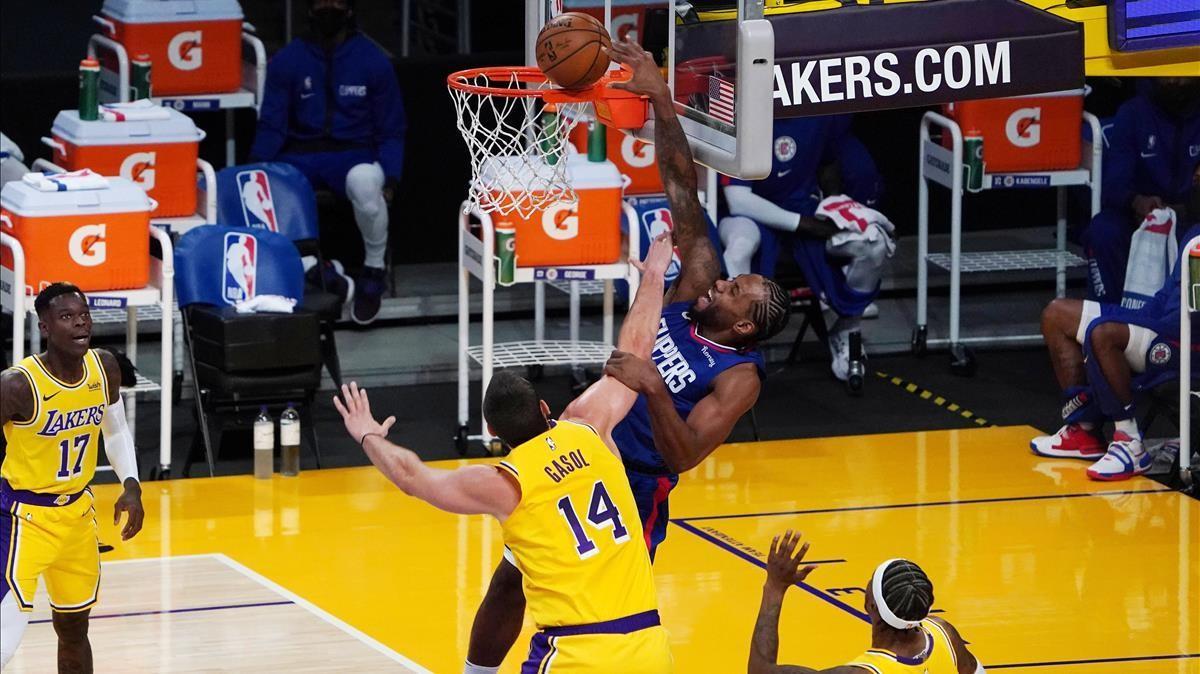 Kawhi Leonard recibe una falta de Marc Gasol en el duelo entre Lakers y Clippers.