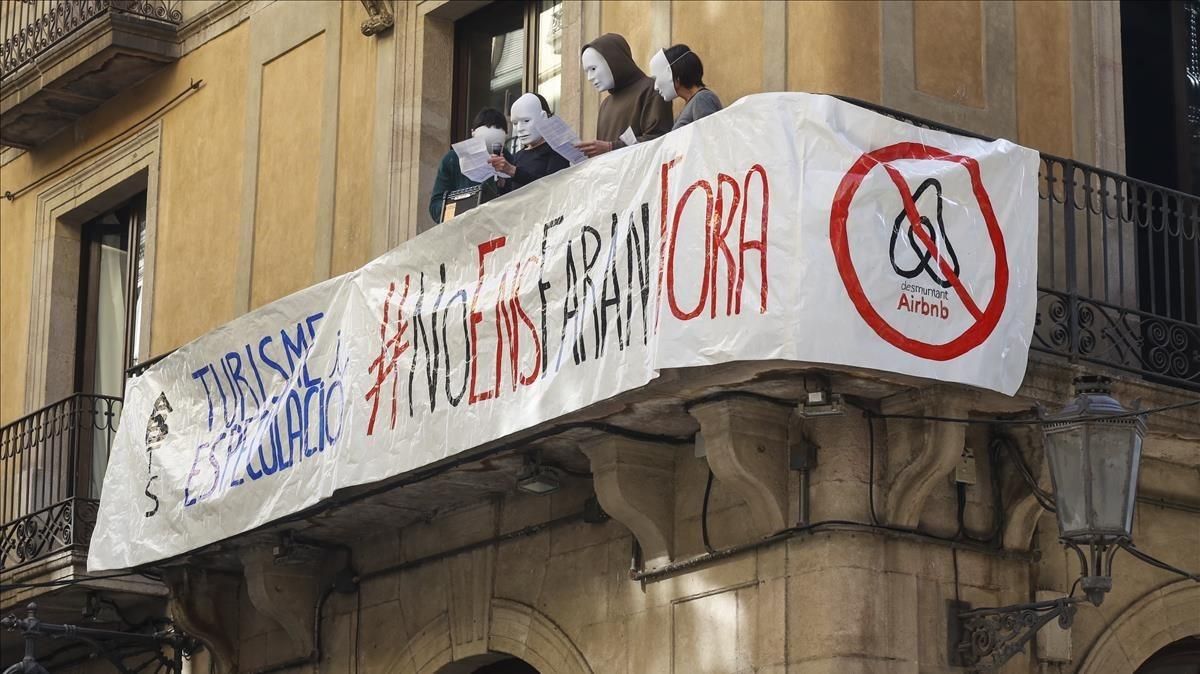 Protesta vecinal contra los pisos turísticos, el pasado marzo, en la calle Princesa. Protesta vecinal contra los pisos turísticos, el pasado marzo, en la calle Princesa.