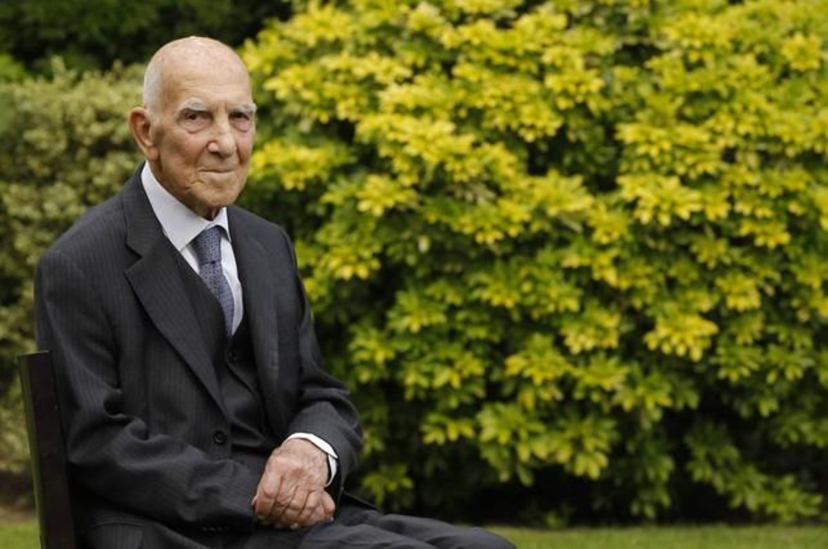 Stephane Hessel, en París, en junio del 2012. Stephane Hessel, en París, en junio del 2012.