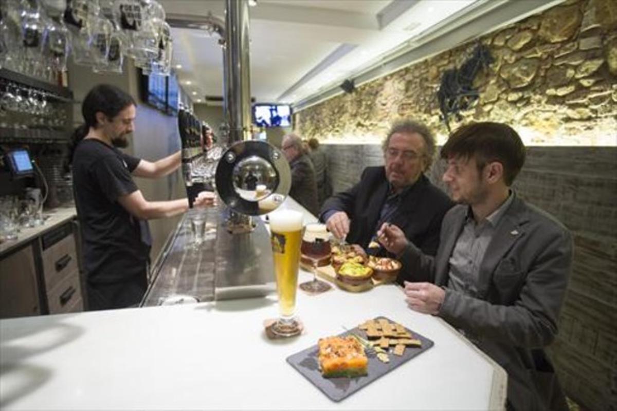 En Abirradero, el ’brew pub’ con más tiradores de Europa, sirven platos con ingredientes de la cerveza.