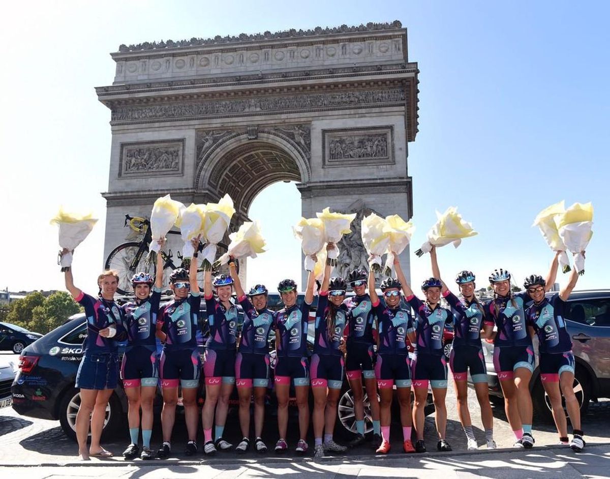 Trece mujeres completan el recorrido del Tour de Francia para reclamar una edición femenina Trece mujeres completan el recorrido del Tour de Francia para reclamar una edición femenina