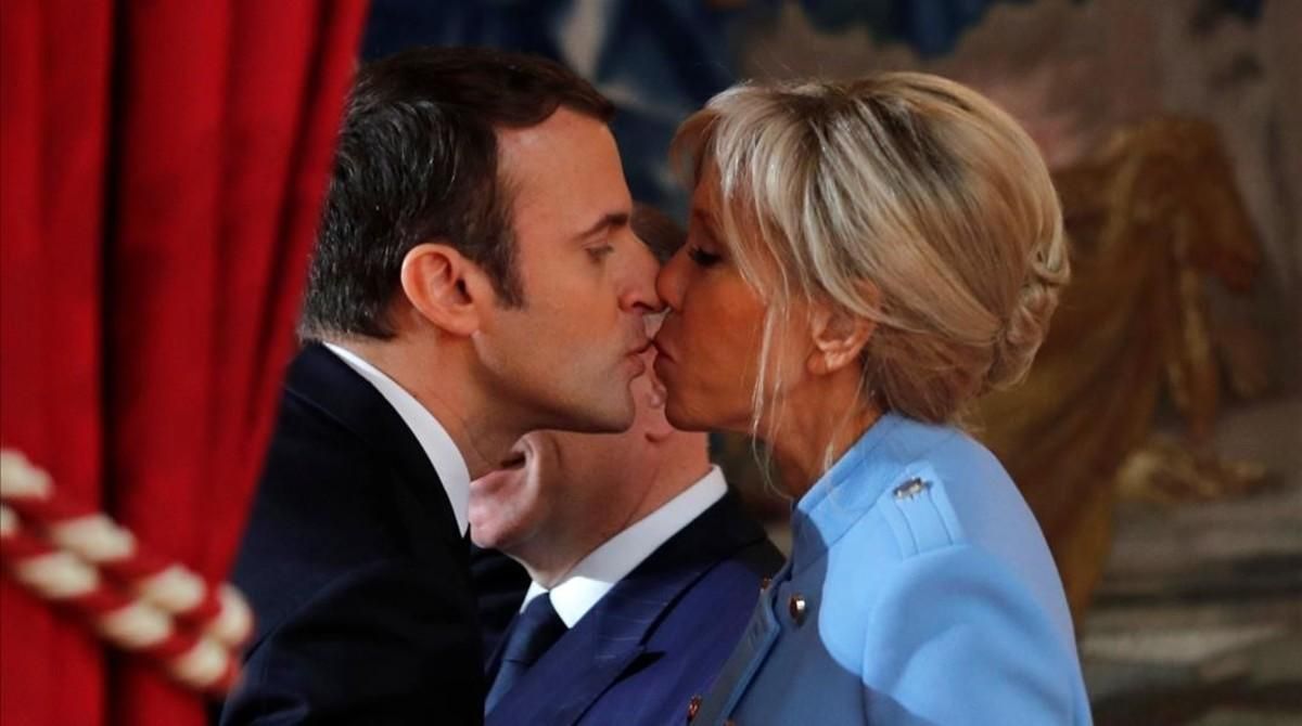 Emmanuel Macron y Brigitte Trogneux se besan tras la toma de posesión. Emmanuel Macron y Brigitte Trogneux se besan tras la toma de posesión.