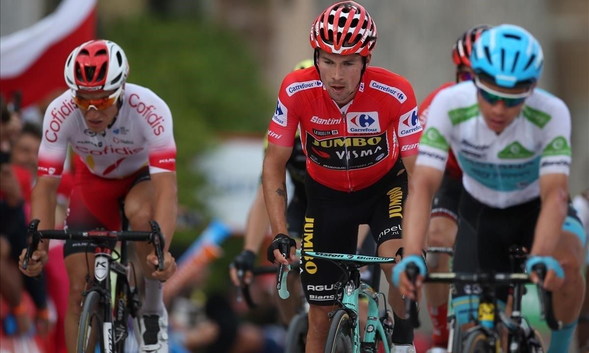 Roglic, en la meta de Toledo, junto a Superman (izquierda) y Touze, corredor del Cofidis. Roglic, en la meta de Toledo, junto a Superman (izquierda) y Touze, corredor del Cofidis.