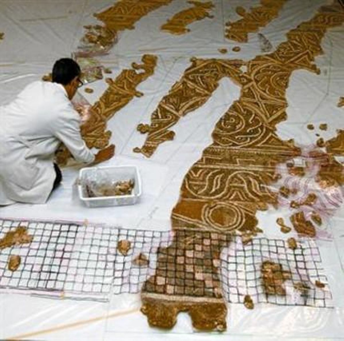 Una arqueóloga trabaja en la recuperación del mosaico de La Sagrera, ayer. Una arqueóloga trabaja en la recuperación del mosaico de La Sagrera, ayer.
