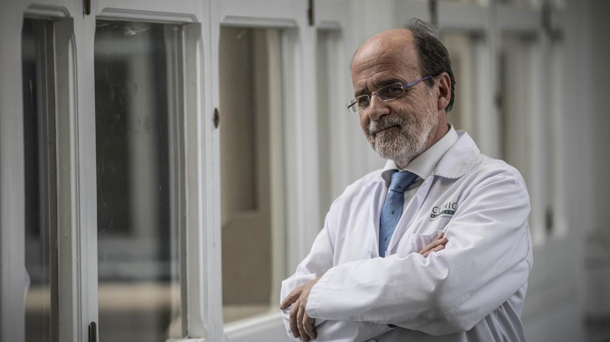 El doctor Ramon Estruc, médico e investigador del Hospital Clínic, en el centro sanitario. 