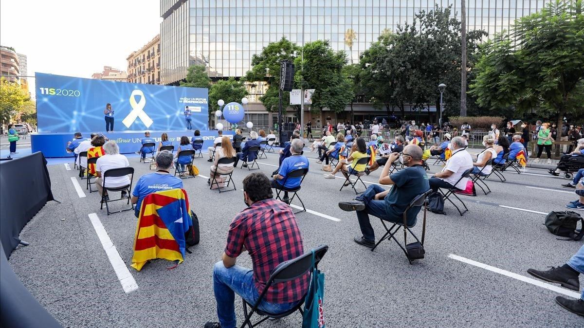 Concentración de la ANC ante la Agencia Tributaria, en la plaza de Letamendi de Barcelona.