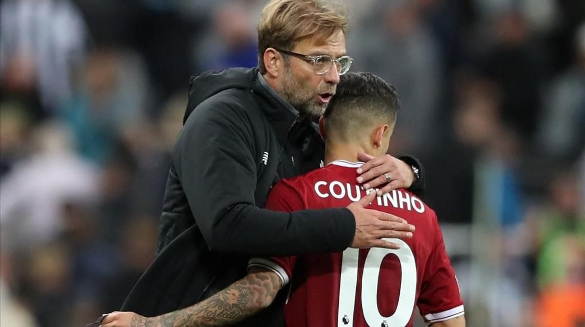 Jürgen Klopp abraza a Coutinho. El Liverpool recibe al Manchester United. Jürgen Klopp abraza a Coutinho. El Liverpool recibe al Manchester United.