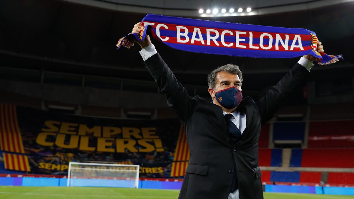 Joan Laporta, sobre el césped de La Cartuja, tras el triunfo del Barça sobre el Athletic en la final de Copa. Joan Laporta, sobre el césped de La Cartuja, tras el triunfo del Barça sobre el Athletic en la final de Copa.