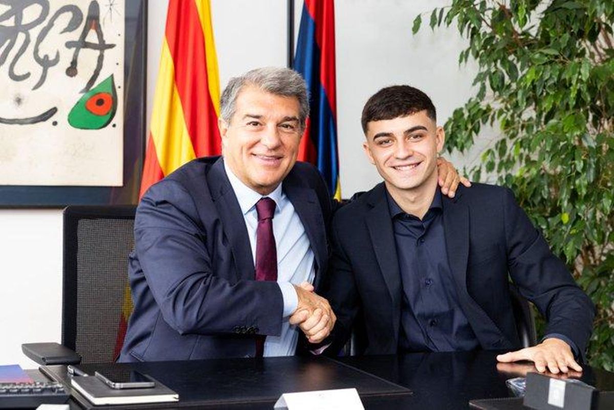 Laporta y Pedri tras la firma del contrato del joven hasta el 2026. Laporta y Pedri tras la firma del contrato del joven hasta el 2026.