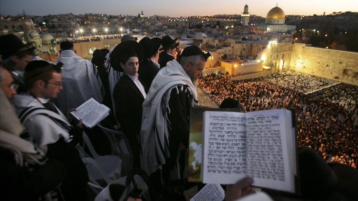 Un grupo de judíos ultraortodoxos en un rezo en Jerusalén.