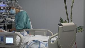 Una enfermera, en la uci pediátrica del Hospital de la Vall d’Hebron, el pasado 15 de mayo.