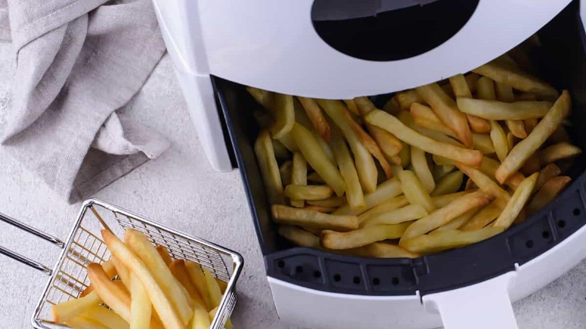 Patatas fritas en una freidora de aire.