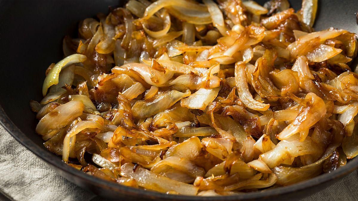 La cebolla caramelizada, una guarnición exquisita para muchos platos. La cebolla caramelizada, una guarnición exquisita para muchos platos.