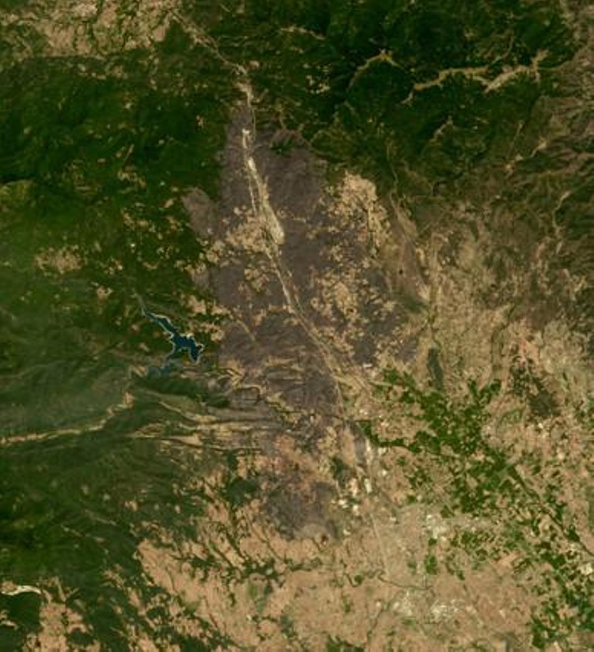 Imagen por satélite de la zona afectada por el incendio del Alt Empordà, ayer. Imagen por satélite de la zona afectada por el incendio del Alt Empordà, ayer.