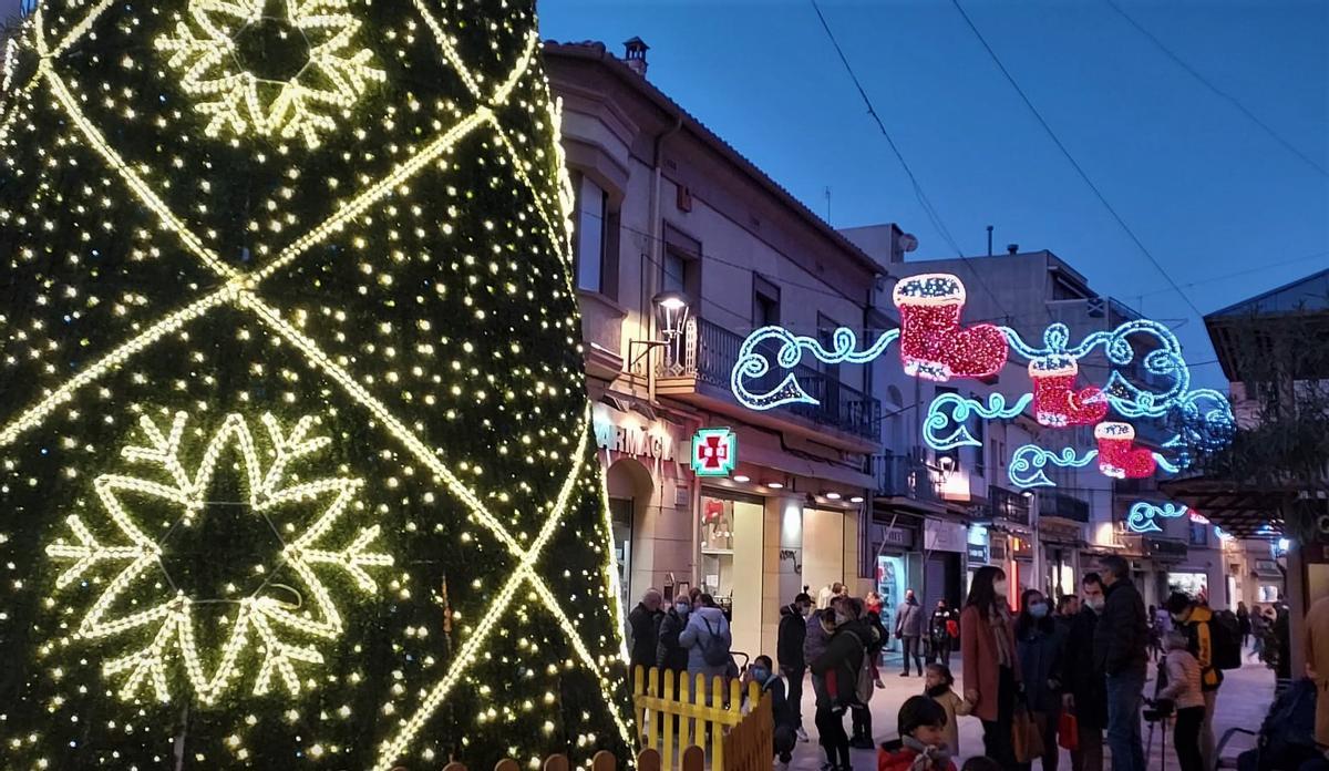 Iluminación navideña de una calle de Mollet del Vallès.
